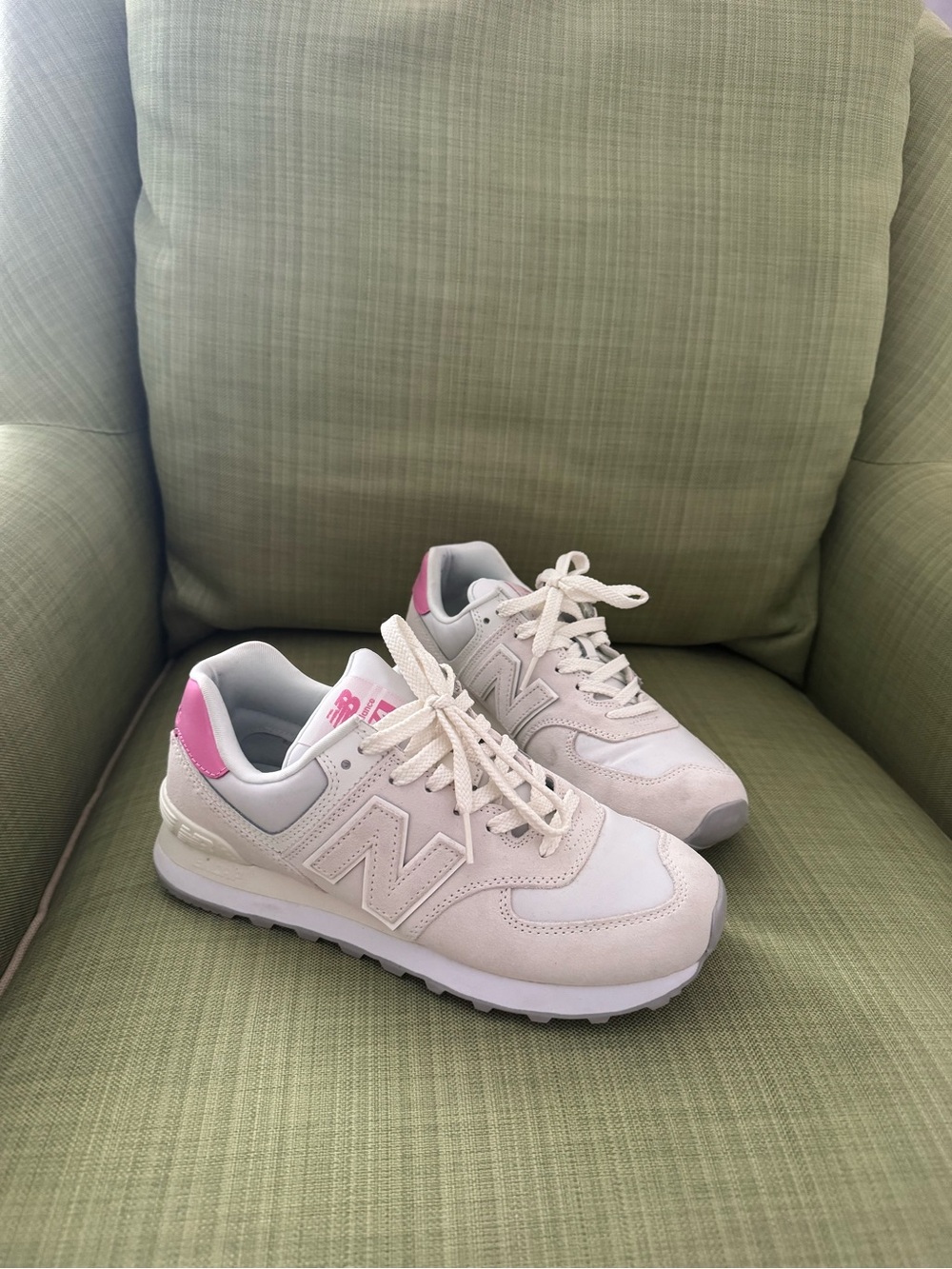 New Balance Women's Cream and Pink Retro Lace-Up Sneakers